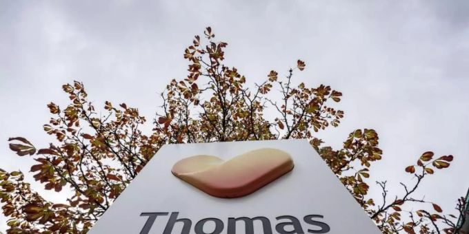 Das Firmenlogo vor der Zentrale der deutschen Thomas Cook in Oberursel bei Frankfurt. Foto: Frank Rumpenhorst/dpa Das Firmenlogo vor der Zentrale der deutschen Thomas Cook in Oberursel bei Frankfurt. Foto: Frank Rumpenhorst/dpa