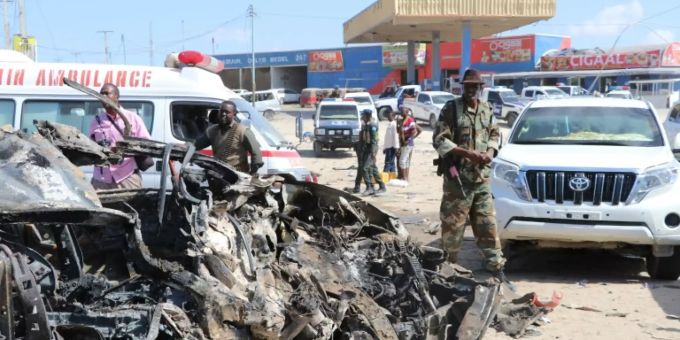 Das Autowrack nach dem Anschlag in Mogadischu. somalia anschlag