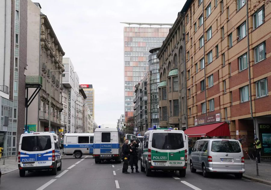 Polizei sperrt Checkpoint Charlie ab