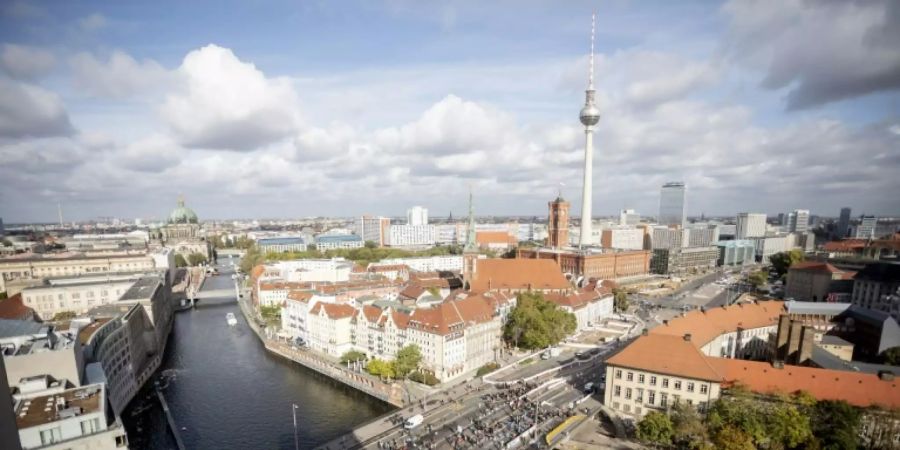 Demonstranten auf der Mühlendammbrücke