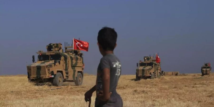 Türkische gepanzerte Fahrzeuge während einer gemeinsamen Bodenpatrouille mit US-Streitkräften in der sogenannten «Sicherheitszone». . Foto: Baderkhan Ahmad/AP/dpa