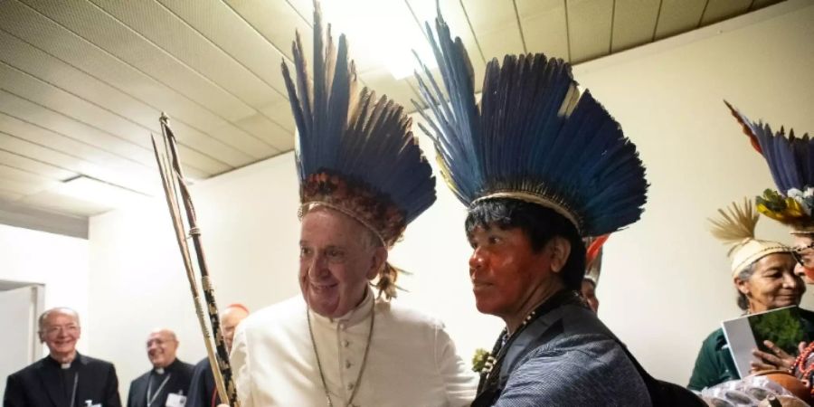 Papst Franziskus (l.) mit Federnschmuck am 17. Oktober