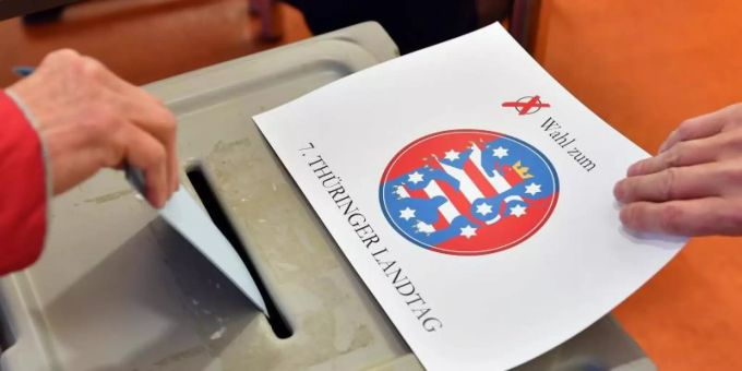 Ein Wähler gibt in einem Wahllokal in Erfurt seine Stimme ab. Wahlen Thüringen