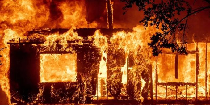 Ein brennendes Haus im Bezirk Sonoma. Foto: Noah Berger/FR34727 AP/dpa kalifornien waldbrände