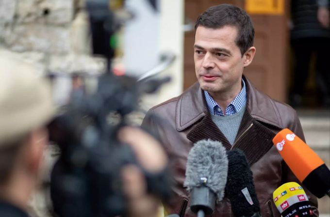 Mike Mohring, Spitzenkandidat der CDU, gibt nach seiner Stimmabgabe vor dem Wahllokal ein Interview. Landtagswahl Thüringen - Stimmabgabe CDU