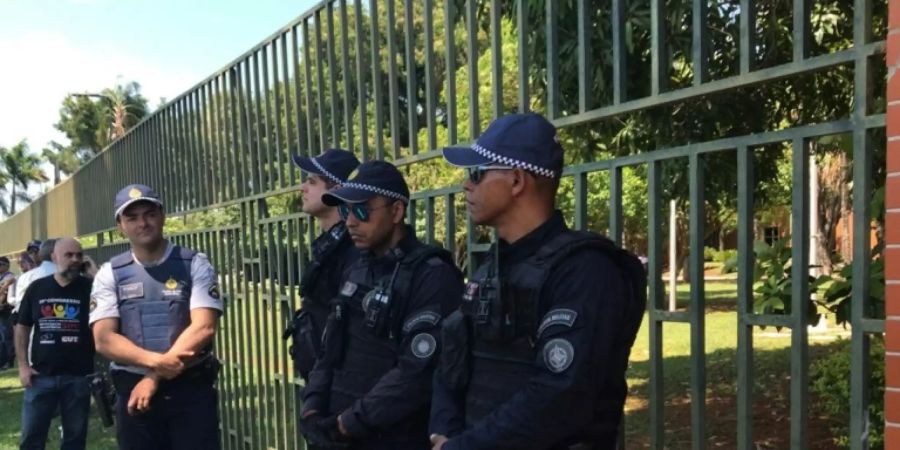 Einsatzkräfte vor der venezolanischen Botschaft