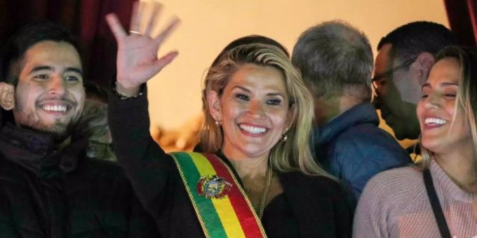 Nach dem Rücktritt von Boliviens Staatschef Evo Morales hat sich die Senatorin Jeanine Añez zur Interimspräsidentin erklärt. bolivien Jeanine Áñez