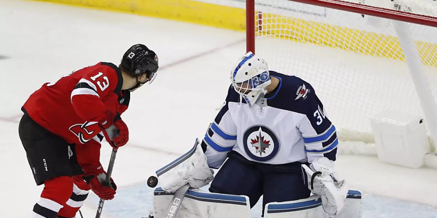 Nico Hischier (links) scheitert an Winnipegs Torhüter Laurent Brossoit - eine Szene mit Symbolcharakter in dieser Partie. New Jersey verlor nach einer 4:0-Führung mit 4:5 nach Verlängerung