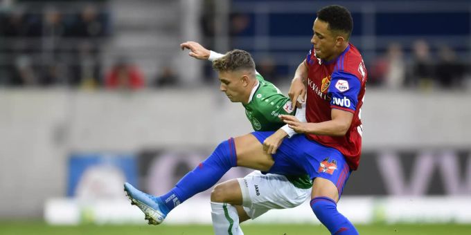 St. Gallens Alessandro Kräuchi (l.) im Duell gegen Basels Noah Okafor. FCB