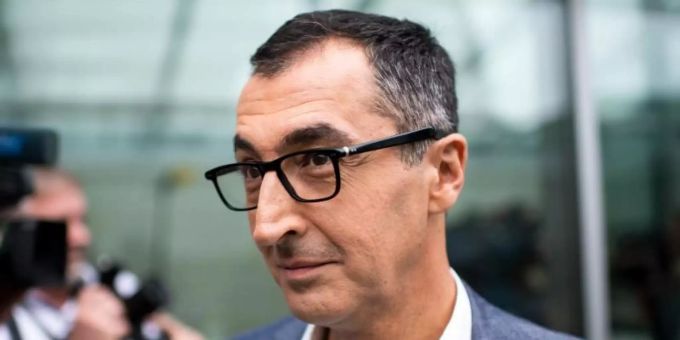Das war nichts: Cem Özdemir ist bei der Wahl der Grünen-Fraktionschefs deutlich unterlegen. Foto: Bernd von Jutrczenka Das war nichts: Cem Özdemir ist bei der Wahl der Grünen-Fraktionschefs deutlich unterlegen. Foto: Bernd von Jutrczenka