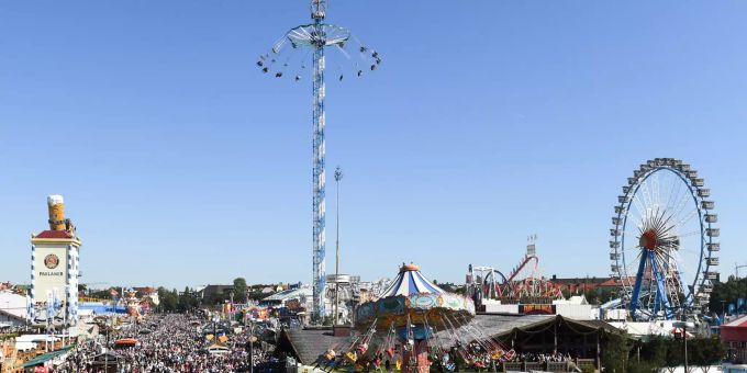 Auftakt zum Oktoberfest. Menschen drängen durch eine der Gassen, in der Mitte steht das Fahrgeschäft «Bayern-Tower», ein Riesen-Kettenkarussell. Ein technischer Defekt hat am Dienstagnachmittag auf der Wiesn das Kettenkarussell lahmgelegt. Oktoberfest 2019