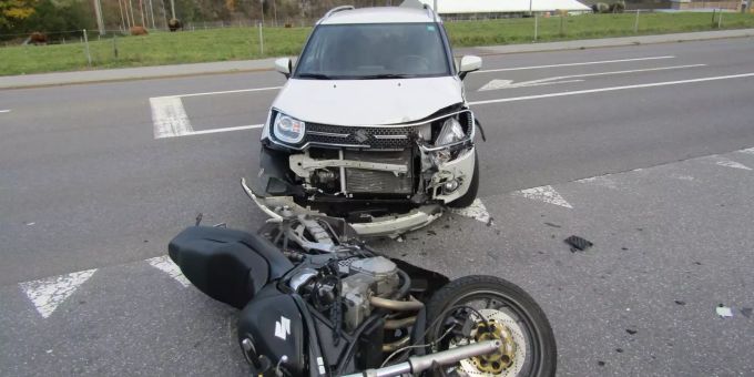 Es kam zu einer heftigen Kollision zwischen den beiden Fahrzeugen. Kollision
