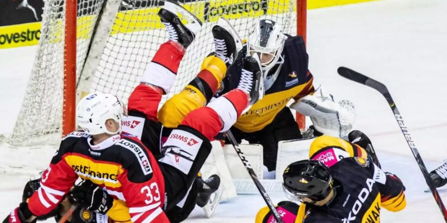 Nach der Niederlage gegen die Schweiz wollen Deutschlands Eishockey-Männer gegen die Slowakei wieder siegen. Foto: Marcel Kusch/dpa