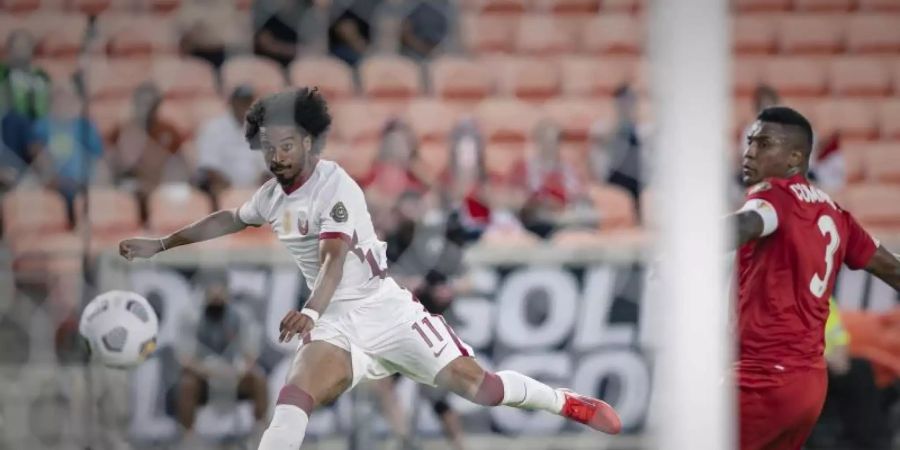 Katar's Akram Afif (l) schiesst im Spiel gegen Panama aufs Tor. Foto: Lynn Pennington/ZUMA Wire/dpa