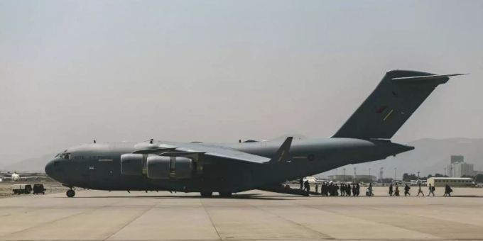 Eine Transportmaschine vom Typ C-17 der US-Luftwaffe auf dem Hamid Karzai International Airport in Kabul. An Bord einer solchen Maschine hat eine afghanische Frau ein Baby zur Welt gebracht. Foto: Sgt. Isaiah Campbell/U.S. Marine Corps/AP/dpa Eine Transportmaschine vom Typ C-17 der US-Luftwaffe auf dem Hamid Karzai International Airport in Kabul. An Bord einer solchen Maschine hat eine afghanische Frau ein Baby zur Welt gebracht. Foto: Sgt. Isaiah Campbell/U.S. Marine Corps/AP/dpa