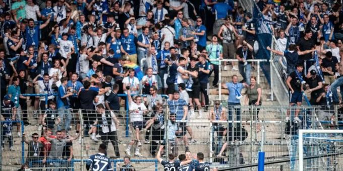 Die Bochumer Spieler feiern mit ihren Fans. Foto: Fabian Strauch/dpa Die Bochumer Spieler feiern mit ihren Fans. Foto: Fabian Strauch/dpa