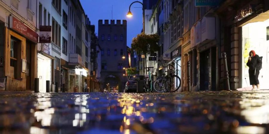 In der Westhälfte Deutschlands muss mit schauerartigen Regenfällen und zum Teil kräftigen Gewittern gerechnet werden. Foto: Oliver Berg/dpa