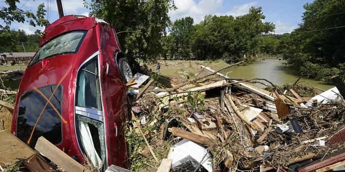 Ein Auto steckt in den Trümmern einer weggespülten Brücke in Waverly, Tennessee. Tennessee