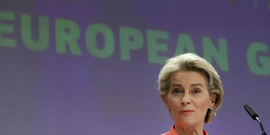 ARCHIV - Ursula von der Leyen, Präsidentin der Europäischen Kommission, spricht bei einer Pressekonferenz. Beim G7-Sondergipfel zur Lage in Afghanistan will von der Leyen für eine umfassende internationale Lösung für Flüchtlinge werben. Das sagte sie am Freitag im Gespräch mit der Deutschen Presse-Agentur. Foto: Valeria Mongelli/AP/dpa