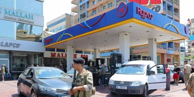 Libanesische Soldaten sichern Tankstelle Libanesische Soldaten sichern Tankstelle