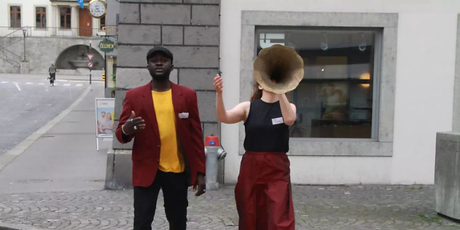 Die Schauspielerin Vivianne Mösli und der Schauspieler Ouelgo Téné treten im Aargau als «Amt für Poesie» auf.