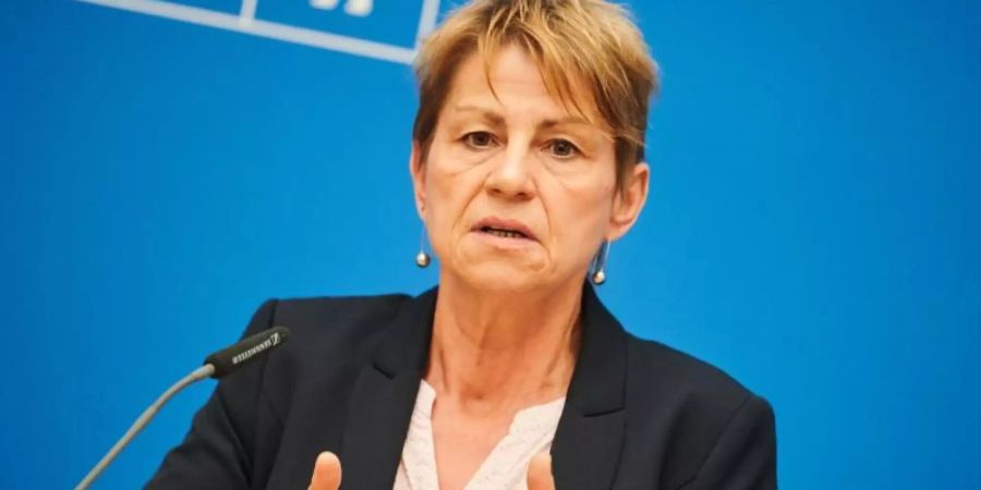 Berlins Sozialsenatorin Elke Breitenbach (Linke) wandte sich gegen den Begriff des «Ehrenmords» und wollte lieber von «Femizid» sprechen. «Hinter all diesen Morden stehen patriarchale Strukturen.». Foto: Annette Riedl/dpa