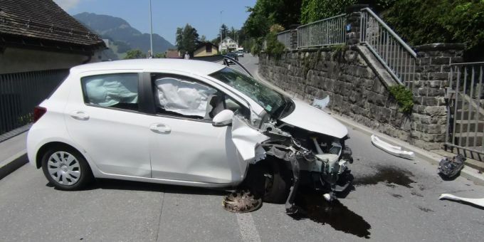 Am Personenwagen entstand Totalschaden. Unfall