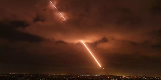 ARCHIV - Archivbild: Israels Iron-Dome-Raketenabwehrsystem fängt Raketen ab. Foto: Bashar Taleb/APA Images via ZUMA Wire/dpa ARCHIV - Archivbild: Israels Iron-Dome-Raketenabwehrsystem fängt Raketen ab. Foto: Bashar Taleb/APA Images via ZUMA Wire/dpa