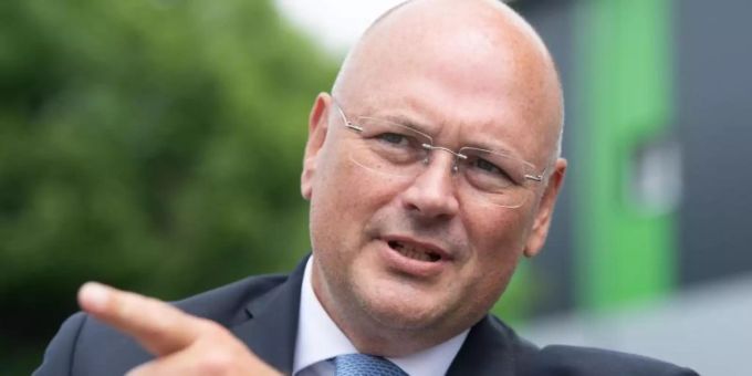 Arne Schönbohm, Präsident des Bundesamtes für Sicherheit in der Informationstechnik (BSI), steht vor einem Nebenstandort seiner Behörde in Freital. Foto: Sebastian Kahnert/dpa-Zentralbild/dpa schönbohm