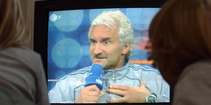Legendäres Interview: Rudi Völler nach dem 0:0 der DFB-Elf gegen Island in Reykjavik. Foto: Kay Nietfeld/dpa Legendäres Interview: Rudi Völler nach dem 0:0 der DFB-Elf gegen Island in Reykjavik. Foto: Kay Nietfeld/dpa