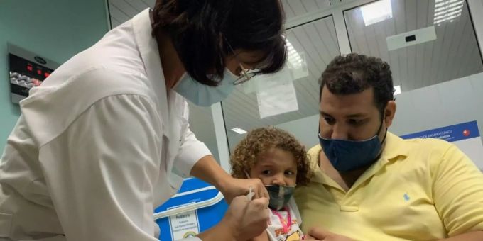 Kleinkind in Kuba wird gegen Coronavirus geimpft Kleinkind in Kuba wird gegen Coronavirus geimpft