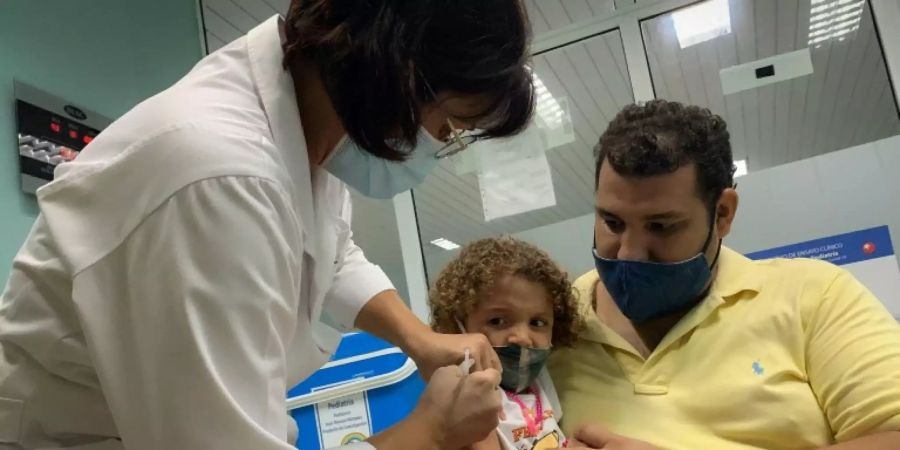Kleinkind in Kuba wird gegen Coronavirus geimpft