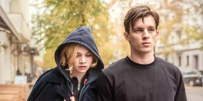 Luna Wedler als Maxi und Jannis Niewöhner als Karl in einer Szene des Films «Je suis Karl». Foto: Sammy Hart/Pandora Film/dpa Luna Wedler als Maxi und Jannis Niewöhner als Karl in einer Szene des Films «Je suis Karl». Foto: Sammy Hart/Pandora Film/dpa