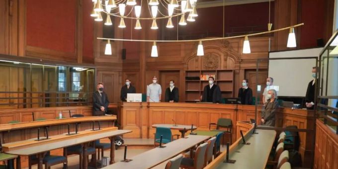 Blick in einen Saal des Kriminalgerichts Moabit kurz vor Beginn des Prozesses gegen den 30-jährigen, der die Rohrbomben gebaut und gezündet haben soll. Foto: Jörg Carstensen/dpa Blick in einen Saal des Kriminalgerichts Moabit kurz vor Beginn des Prozesses gegen den 30-jährigen, der die Rohrbomben gebaut und gezündet haben soll. Foto: Jörg Carstensen/dpa
