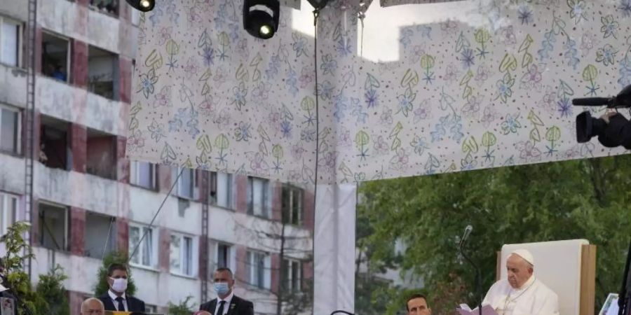Begegnung von Papst Franziskus mit der Roma-Volksgruppe in der Plattenbausiedlung Lunik IX. Foto: Gregorio Borgia/AP/dpa