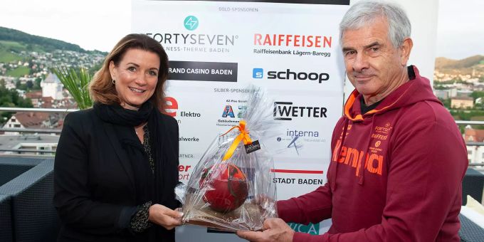 «Fortyseven-Geschäftsleiterin» Nina Suma erhielt von Jürg Kappeler einen Handball der besonderen Art.
