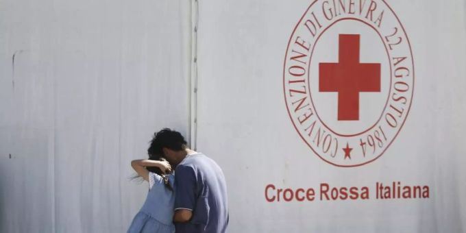 Ein Mann und ein Kind sitzen in einem Einsatzzentrum des italienischen Roten Kreuzes, Croce Rossa Italiana (CRI). Dort werden mit Hilfe der Armee und des Zivilschutzes afghanische Geflüchtete aufgenommen. Foto: Cecilia Fabiano/LaPresse via ZUMA Press/dpa Ein Mann und ein Kind sitzen in einem Einsatzzentrum des italienischen Roten Kreuzes, Croce Rossa Italiana (CRI). Dort werden mit Hilfe der Armee und des Zivilschutzes afghanische Geflüchtete aufgenommen. Foto: Cecilia Fabiano/LaPresse via ZUMA Press/dpa