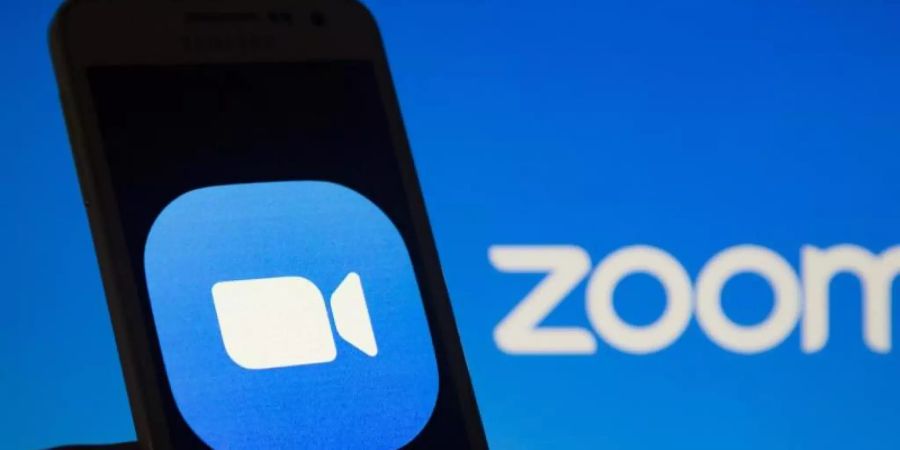 Das Zoom-Logo ist auf einem Smartphone-Bildschirm zu sehen. Der Videokonferenzdienst boomt weiter und hat im zweiten Quartal erstmals die Marke von einer Milliarde Dollar beim Umsatz geknackt. Foto: Andre M. Chang/ZUMA Wire/dpa