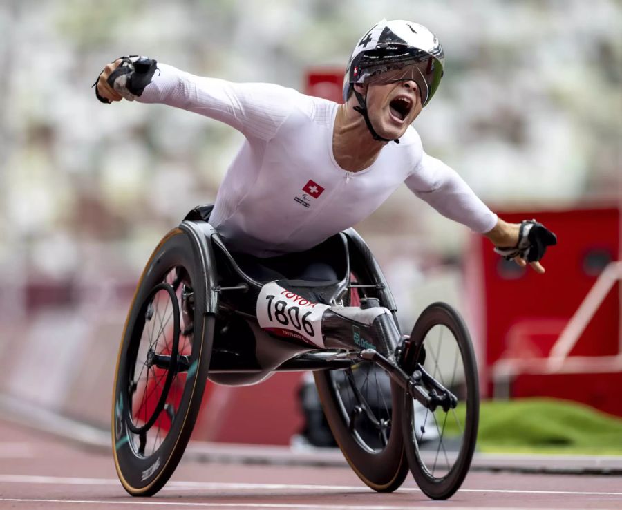 Marcel Hug sichert sich an den Paralympics die zweite Goldmedaille.