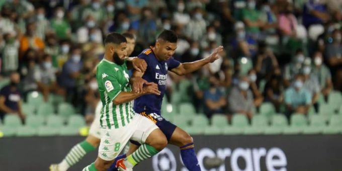 Nabil Fekir (l) von Betis kämpft um den Ball mit Casemiro von Real Madrid. Foto: Daniel Gonzalez Acuna/ZUMA Press Wire/dpa Nabil Fekir (l) von Betis kämpft um den Ball mit Casemiro von Real Madrid. Foto: Daniel Gonzalez Acuna/ZUMA Press Wire/dpa
