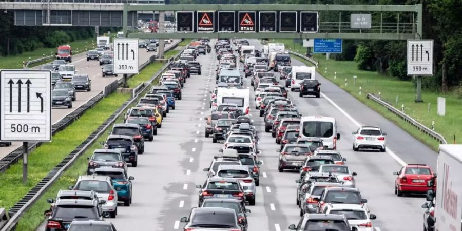 Sie soll über Staus, Unfälle und Umleitungen informieren - doch im Google Play Store bekommt die neue Autobahn-App nur durchschnittlich 2,2 von 5 Punkten. Foto: Matthias Balk/dpa