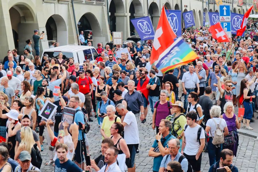 Nach Schätzung des Nau-Reporters vor Ort zogen rund 1000 Corona-Skeptiker durch Bern.