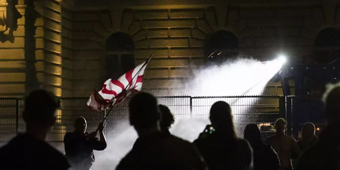 Die Polizei setzt den Wasserwerfer gegen die Demonstranten auf dem Bundesplatz ein. demo bern