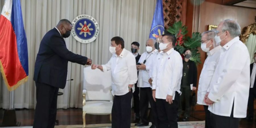 US-Verteidigungsminister Austin (l.) mit Präsident Duterte