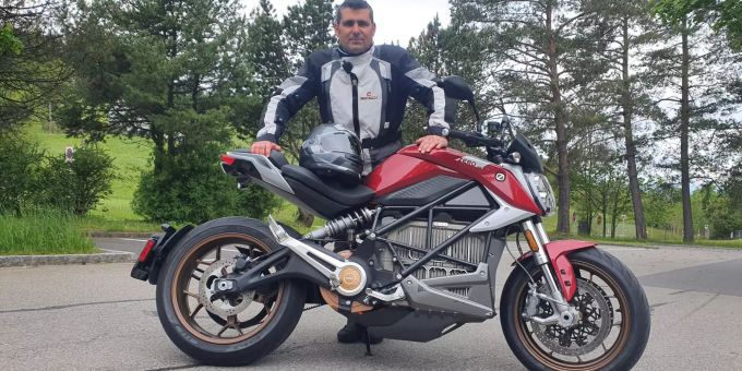 Die Zero SR/F beeindruckt durch ihren kräftigen Motor, die Reichweite passt auch, will aber geplant sein 2021 Zero SR/F