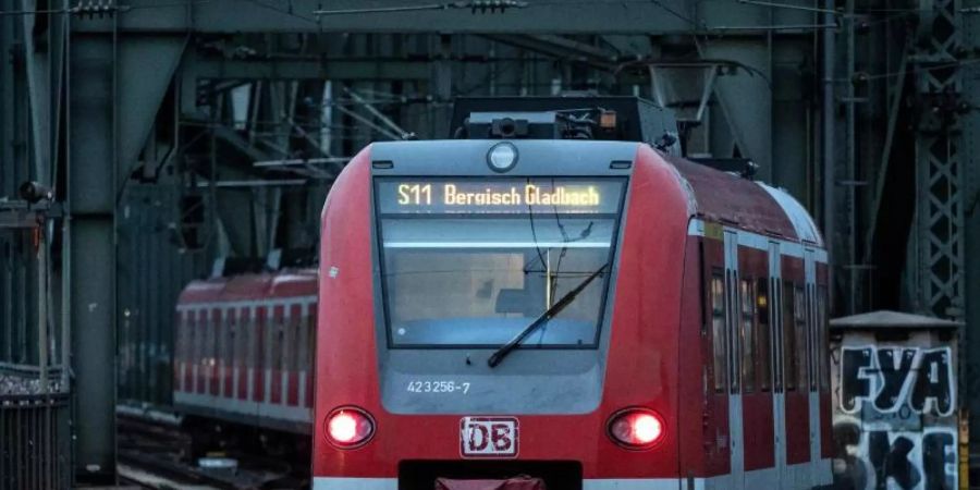 Durch Überflutungen kommt es auf vielen Strecken zu Störungen. Foto: Federico Gambarini/dpa/Archivbild
