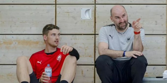 Olympia-Vorbereitung: Nationalspieler Hendrik Pekeler (l) im Gespräch mit Co-Trainer Erik Wudtke. Foto: Sascha Klahn/dpa Olympia-Vorbereitung: Nationalspieler Hendrik Pekeler (l) im Gespräch mit Co-Trainer Erik Wudtke. Foto: Sascha Klahn/dpa