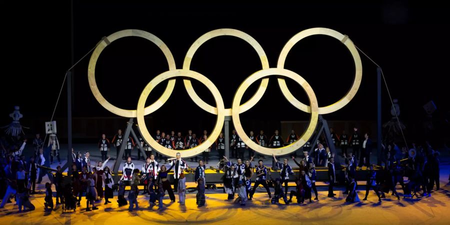 Die Olympischen Ringe sind aus Holz aus jenen Bäumen gefertigt, die 1964 bei den Spielen in Japan gepflanzt wurden.