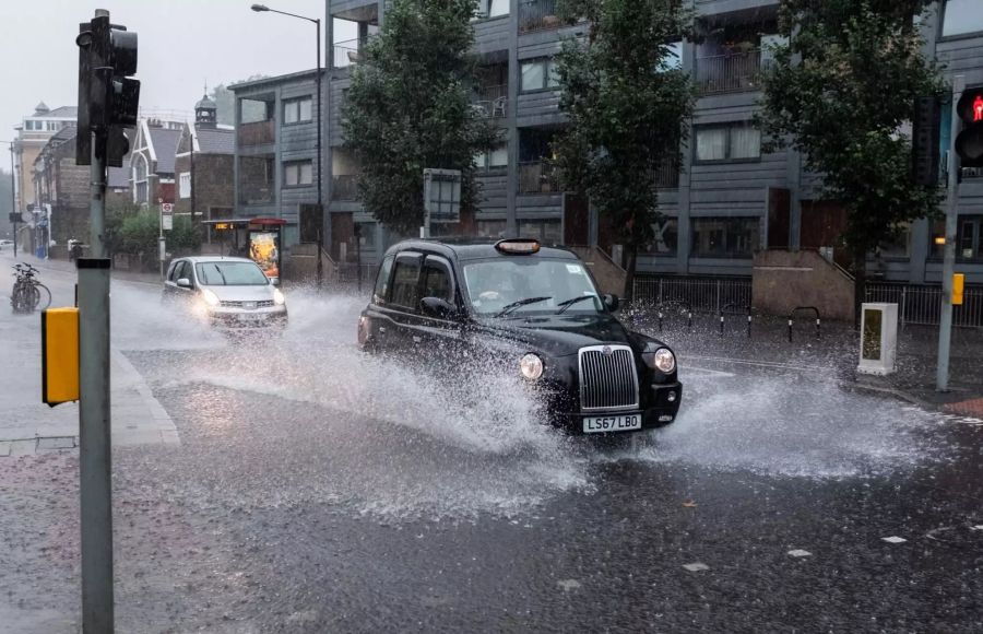 Es regnete laut den Meteorologen knapp 20 Minuten so stark, dass die Strassen überfluteten.