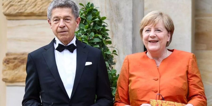 Bundeskanzlerin Angela Merkel und ihr Mann Joachim Sauer vor dem Festspielhaus in Bayreuth. Foto: Daniel Karmann/dpa